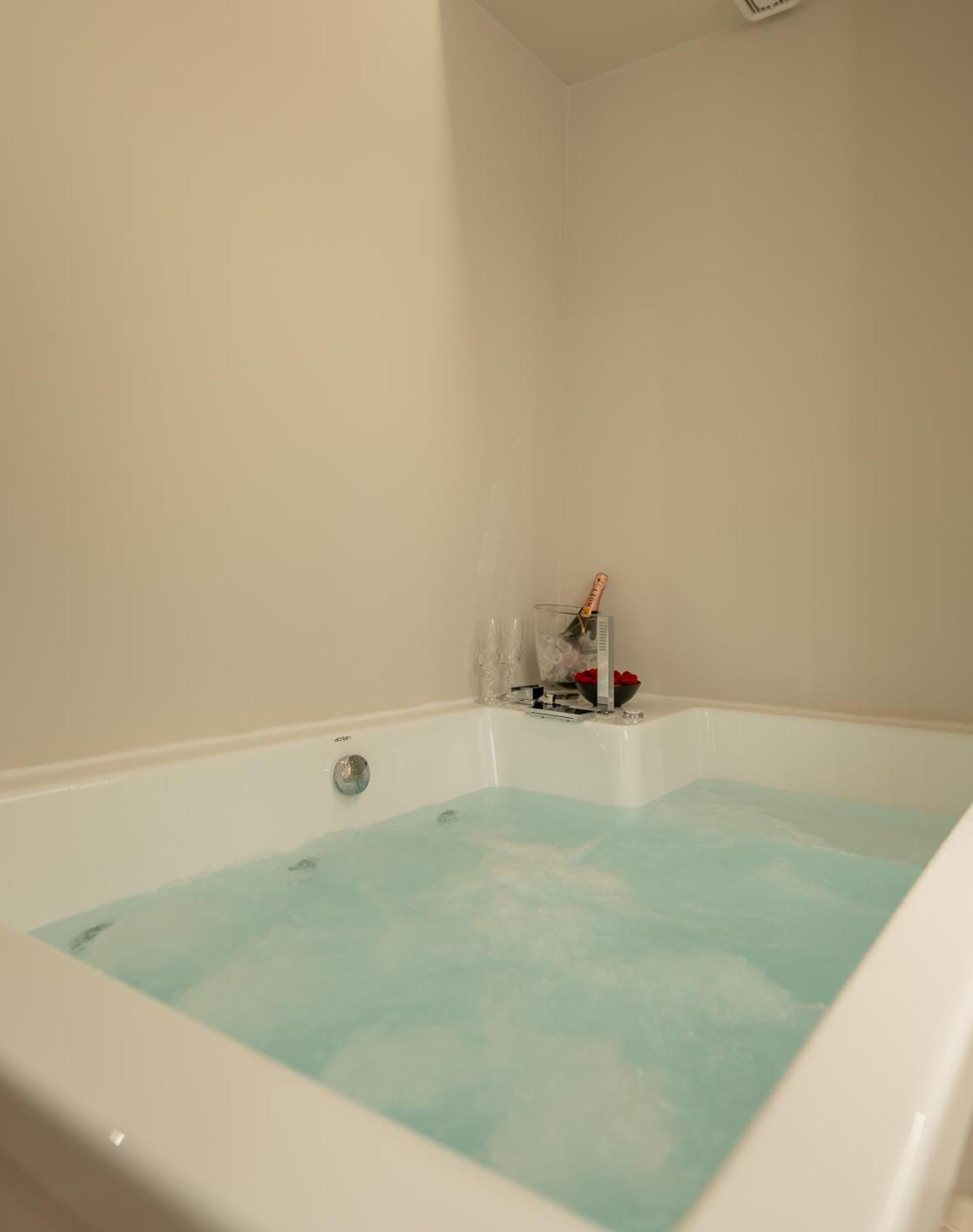 Derouse Othon Suite With Hydromassage Jacuzzi Athens Ngoại thất bức ảnh