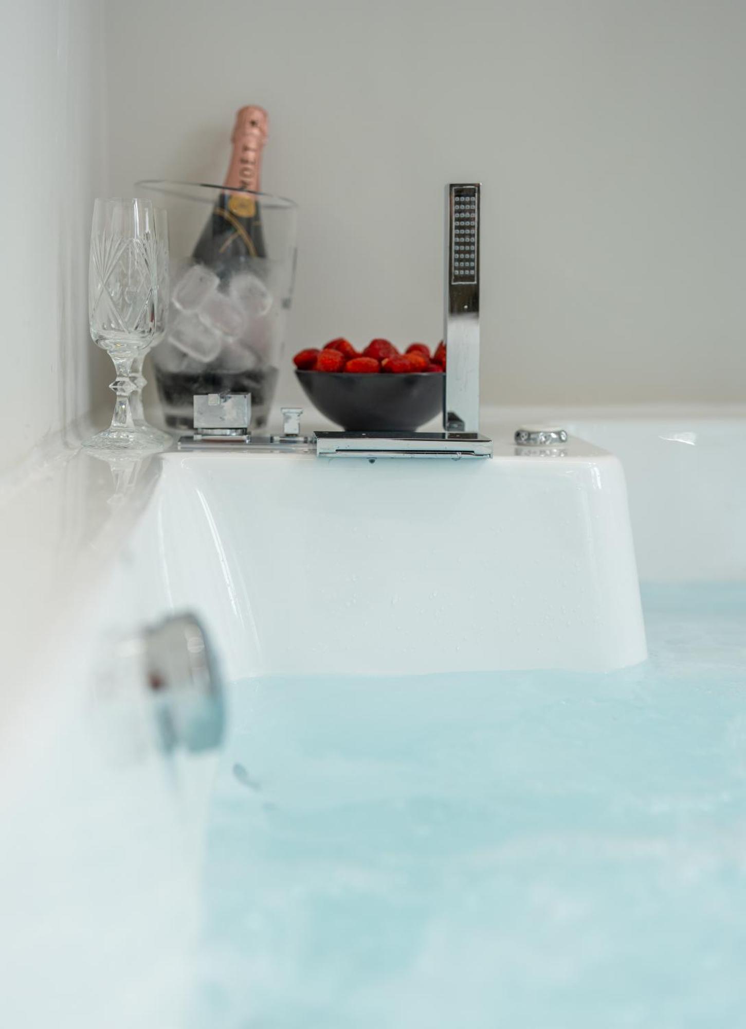 Derouse Othon Suite With Hydromassage Jacuzzi Athens Ngoại thất bức ảnh
